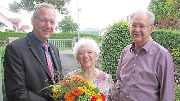 Wilhelm und Johanna Eibl feierten am Mittwoch ihre Diamantene Hochzeit. Die Glückwünsche der Stadt Coburg überbrachte Dritter Bürgermeister Thomas Nowak.  Foto: Martin Koch