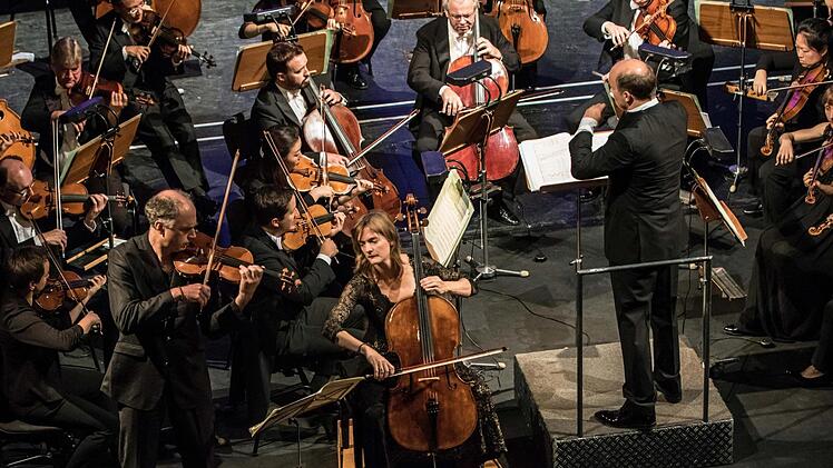 Tanja Tetzlaff und Florian Donderer begeisterten das Publikum beim Sinfoniekonzert im Landestheater Coburg.Foto: Jochen Berger