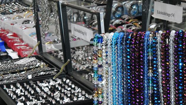 An einem Verkaufsstand f&uuml;r Modeschmuck auf dem Kulmbacher Altstadtfest hatte der Angeklagte lange Finger gemacht. Symbolbild: Archiv/Ulrike Schiefer