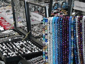 An einem Verkaufsstand für Modeschmuck auf dem Kulmbacher Altstadtfest hatte der Angeklagte lange Finger gemacht. Symbolbild: Archiv/Ulrike Schiefer