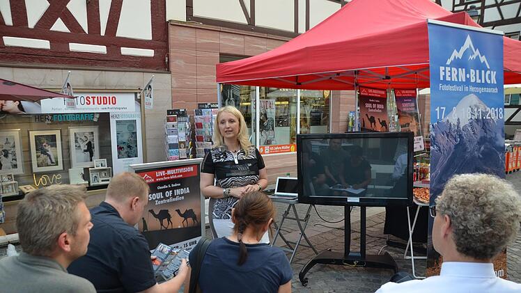 Claudia Endres am Fernblick-Stand: Organisator Stefan Müller (links) begrüßte zur Vorstellung des Festivals auch Bürgermeister German Hacker (rechts) .  Foto: Bernhard Panzer