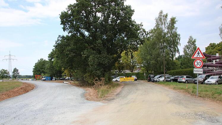 Im Bereich des Mainleuser Schwimmbades entsteht im Zuge des Ausbaus der Straße nach Heinersreuth eine getrennte Verkehrsführung für Auto- und Radfahrer.Jürgen Gärtner