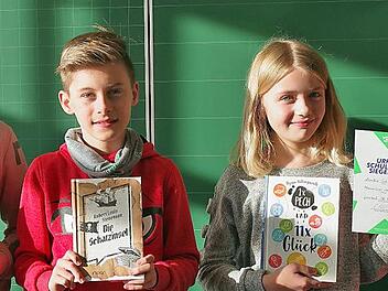 Annika Schneider (zweite von rechts) ist die neue "Lesekönigin" der fünften Klassen an der RS I. Mit ihr freuen sich die weiteren Teilnehmer (von links) Marlon Röder, Louis Murrmann und Kamea Stephens (rechts).  Foto: Heike Schülein