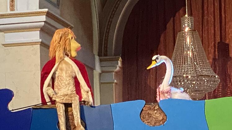 Der Löwe und der romantische Schwan. Foto: Gerhild Ahnert