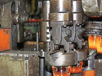 Energieintensiv: Bei Gerrresheiemer in Tettau werden Glasflakons für die Parfumindustrie produziert.