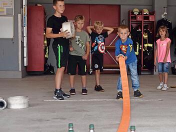 Wer ist am geschicktesten beim Schlauchkegeln? Das konnten die Kinder im Rahmen des Sommerferienprogramms bei der Weismainer Feuerwehr ausprobieren.