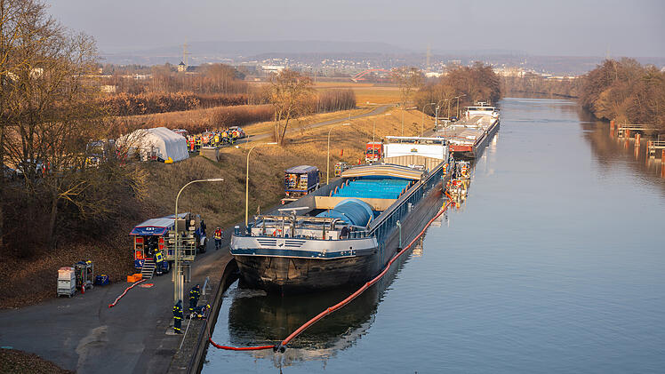G&uuml;terschiff l&auml;uft auf Grund und droht zu sinken: Rund 300 Liter Wasser pro Minute str&ouml;men durch das Leck