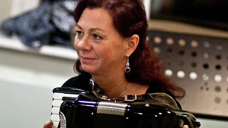 Mit ihrem Akkordeon bereichert Dagmar Weiß den Klang.