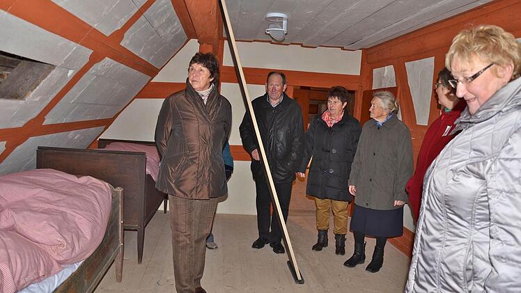 Die Besucher erhalten aus erster Hand detaillierte Informationen von Reinhold Schmidt (2.v.l) sowie Erika und Irmgard Schmidt.