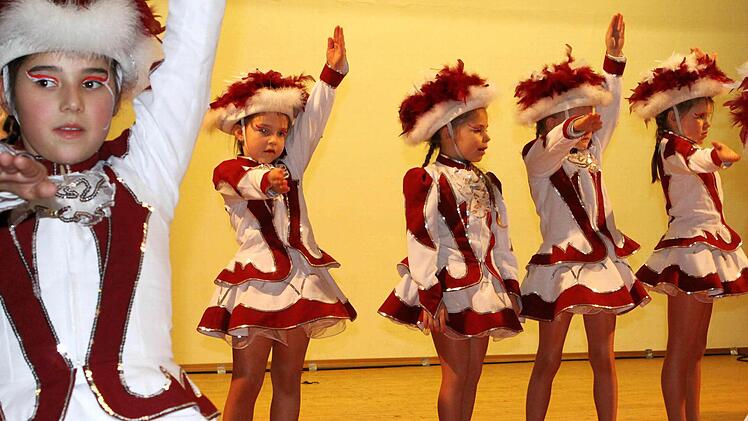 Die Tänzerinnen der Nachwuchsgarde traten beim Bad Brückenauer Jubiläumskostümball in Bad Brückenau auf. Fotos: Thomas Dill
