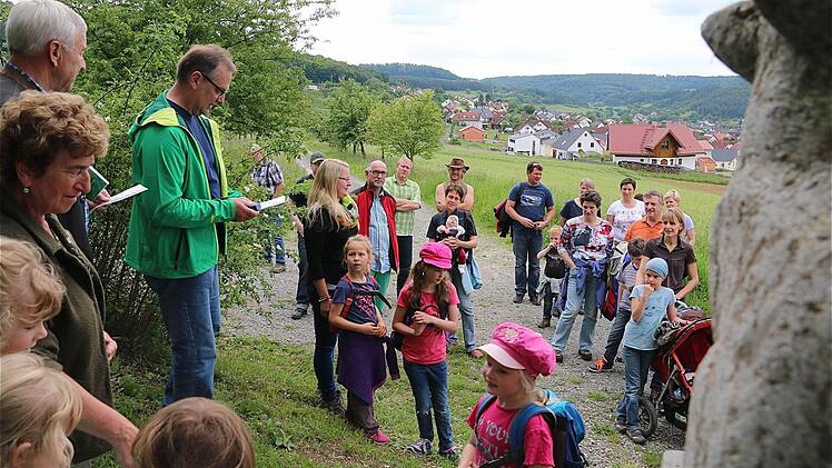 Auf dem Rundgang (von links) Irmgard Heinrich, Paul Heuler, Reiner Heid und Lisa Weissenberger mit der Kindergruppe "Schlaue Füchse"und Eltern Foto: Gerd Schaar