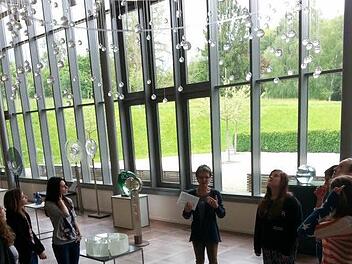 Die Klasse 8f des Bamberger Clavius-Gymnasiums schaute sich ausgiebig im Europäischen Museum für modernes Glas in Rödental um. Foto: Pia Kestel