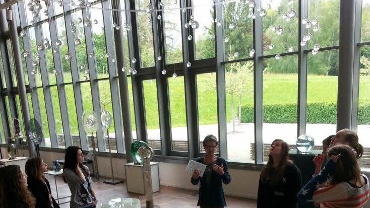 Die Klasse 8f des Bamberger Clavius-Gymnasiums schaute sich ausgiebig im Europäischen Museum für modernes Glas in Rödental um. Foto: Pia Kestel