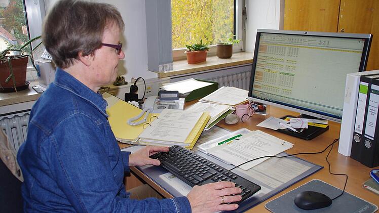 Susanne Knauer-Marx hat die Zahlen zur Sperrmüll-Abfuhr genau im Blick. Die jährliche Menge hat sich im Landkreis Kronach bei etwa 2000 Tonnen eingependelt.  Fotos: Marco Meißner