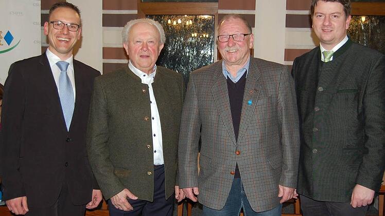 CSU-Ortsvorsitzender Mario Götz (v.l.) ernannte Gerhard Adam und Rainer Werner zu Ehrenmitgliedern. Landtagsabgeordneter Sandro Kirchner gratuliert. Foto: Günther Straub