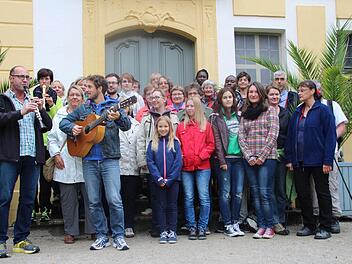 Johannes Neuner (l.) und Teilnehmer der musikalischen Woche musizieren im Schlosshof von Unterleinleiter.  Foto: Jana Röckelein