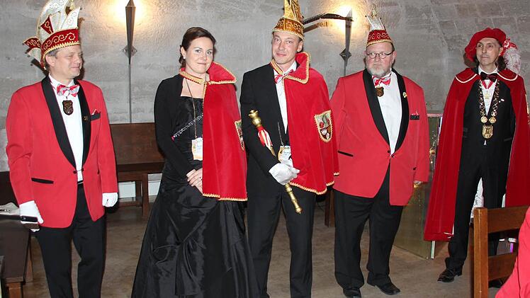 Verabschiedung des bisherigen Prinzenpaars. Das Bild zeigt (von links): Vizepräsident Andreas Bauer, Prinzessin Dana I. Prinz Holger I. Präsident Uli Böhm und Großmeyster Sigi Mayer.