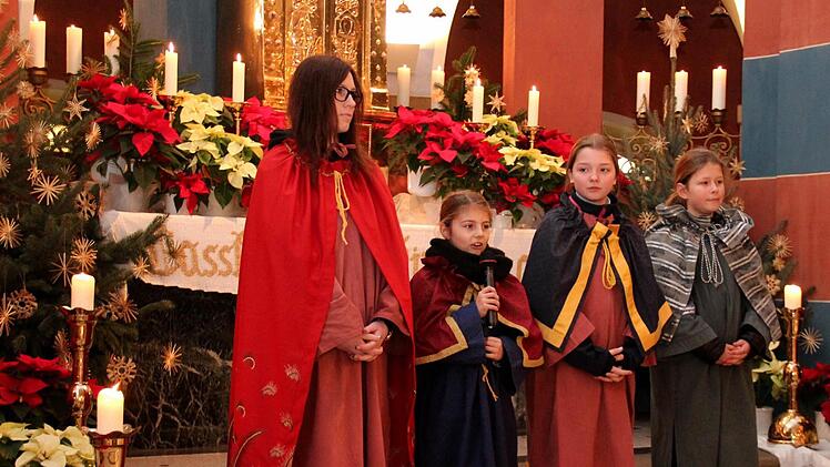 Vier Sternsinger sprechen stellvertretend fuer alle den Segen.