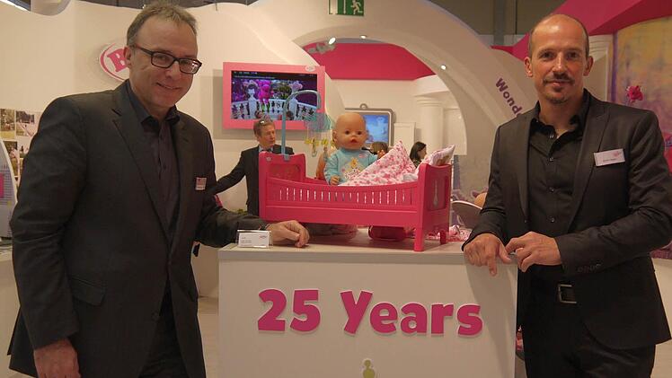 Martin Hoffmann und Martin Rogler (rechts) feiern mit Zapf Creation "25 Jahre Baby Born". Foto: Berthold Köhler