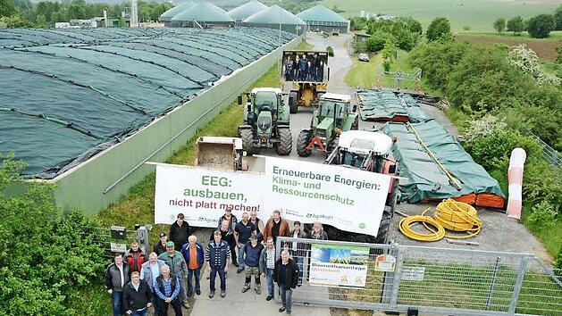 Protestaktion. Landwirte versperren symbolisch den Zugang zur Biogasanlage in Unsleben und fordern Investitionssicherheit f&uuml;r deren Betrieb auch nach Ende der gesetzlich geregelten Einspeiseverg&uuml;tung.  Foto: Stefan Kritzer