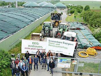 Protestaktion. Landwirte versperren symbolisch den Zugang zur Biogasanlage in Unsleben und fordern Investitionssicherheit für deren Betrieb auch nach Ende der gesetzlich geregelten Einspeisevergütung.  Foto: Stefan Kritzer