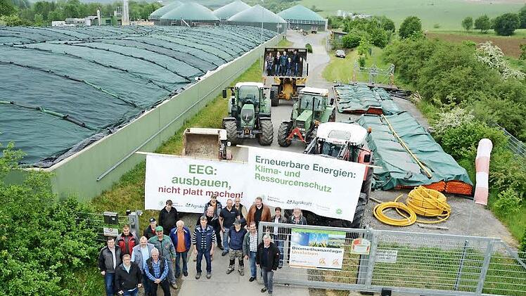 Protestaktion. Landwirte versperren symbolisch den Zugang zur Biogasanlage in Unsleben und fordern Investitionssicherheit für deren Betrieb auch nach Ende der gesetzlich geregelten Einspeisevergütung.  Foto: Stefan Kritzer
