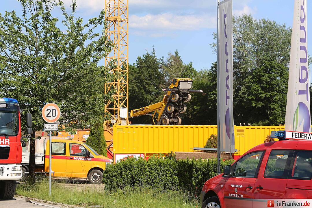 Autokran auf Baustelle in Bayreuth umgestürzt