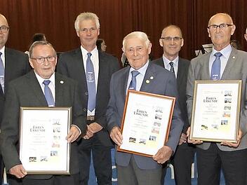Die Geehrten (mit Urkunden von links): Siegmund Kist, Gregor Kupfer und Gerold Welker. Mit auf dem Bild: Vorsitzender Stefan Welker (links), Kassier Willi Kupfer (3. v. l.), Bürgermeister Gerd Zimmer (3. v. r.), Bezirkstagspräsident und Vorsitzender des Landesverbandes der katholischen Männergemeinschaften in Bayern, Günther Denzler (r.) Foto: Mathias Erlwein