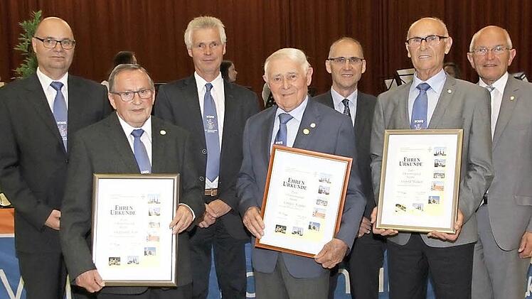 Die Geehrten (mit Urkunden von links): Siegmund Kist, Gregor Kupfer und Gerold Welker. Mit auf dem Bild: Vorsitzender Stefan Welker (links), Kassier Willi Kupfer (3. v. l.), Bürgermeister Gerd Zimmer (3. v. r.), Bezirkstagspräsident und Vorsitzender des Landesverbandes der katholischen Männergemeinschaften in Bayern, Günther Denzler (r.) Foto: Mathias Erlwein