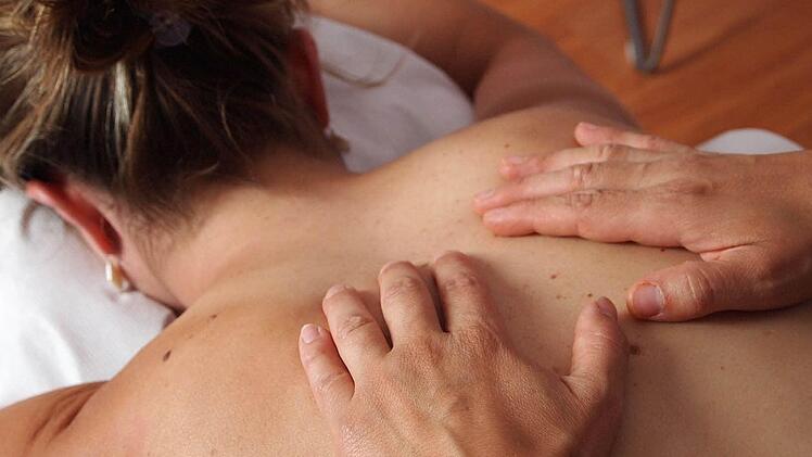 Hat ein Masseur aus dem Landkreis Coburg Patientinnen sexuell missbraucht? Die Verhandlung zieht sich in die Länge.