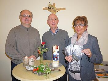 Paul Weismantel (Mitte) sprach beim Frauenbund in Waldberg über Bedrängnisse der Zeit, Trost, Hoffnung und Zuversicht. Im Bild zudem Pfarrer Hubert Grütz (links) und die Vorsitzende des Frauenbundes Waldberg Marianne Hillenbrand (rechts).  Foto: Marion Eckert