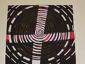 Das Glasfenster "Kreuz und Spirale" von Jannina Hetor  Foto: Carmen Schwind