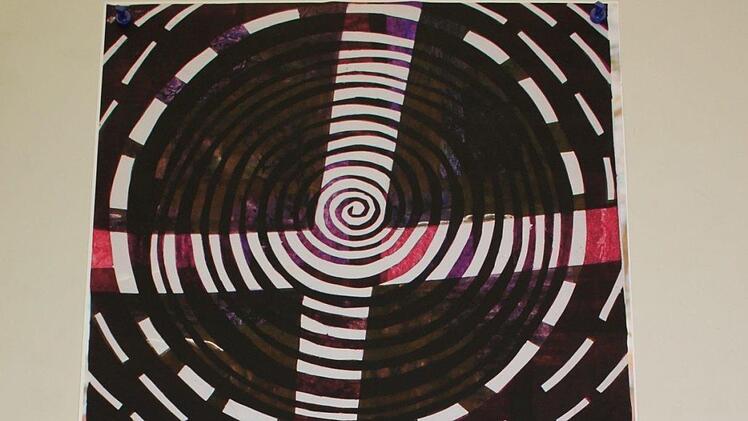 Das Glasfenster "Kreuz und Spirale" von Jannina Hetor  Foto: Carmen Schwind