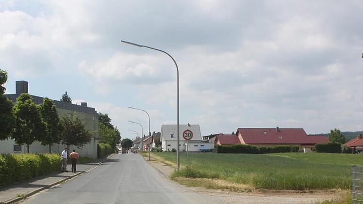 Auf dem Areal an der Himmelreichstraße (im Bild rechts) könnte Standort eines Kita-Neubaus sein. Das Grundstück gehört der Gemeinde.  Foto: Matthias Einwag