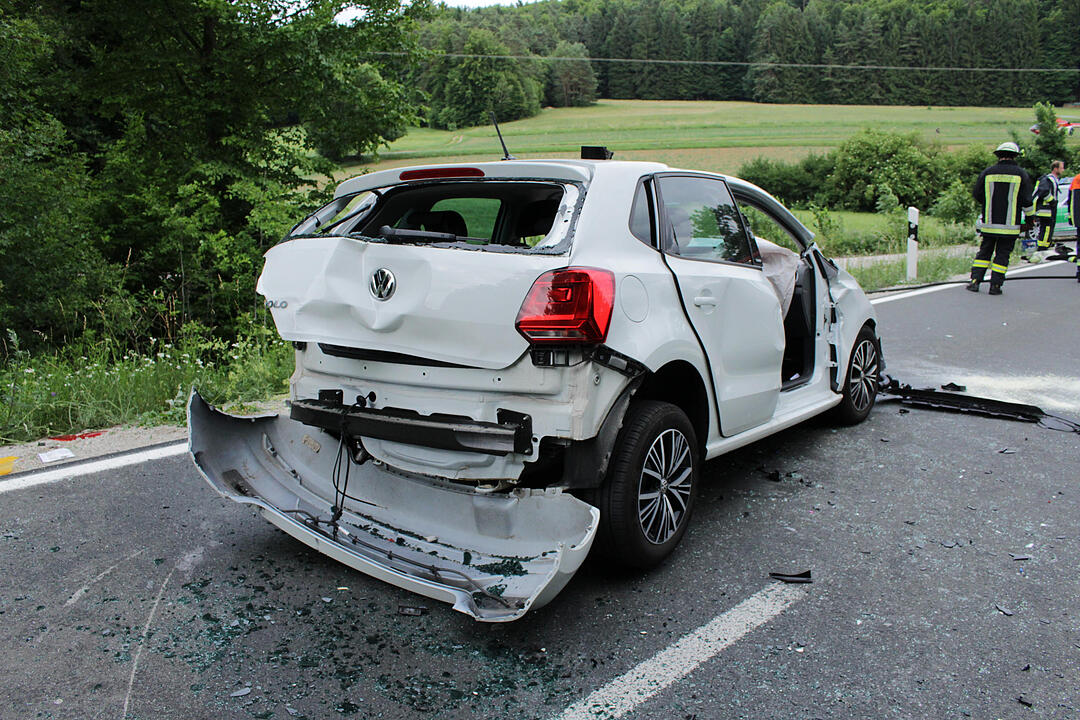 Kreis Forchheim: Autos kollidieren frontal auf B2 bei Betzenstein