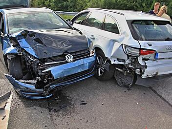 Wirtschaftlicher Totalschaden von je mehreren tausend Euro, dürfte an den beiden Fahrzeugen entstanden sein. Links der VW-Golf der Frau, die aufgefahren ist und ins Krankenhaus musste, rechts der Audi der Frau, die abbiegen wollte.  Fotos: Helmut Will