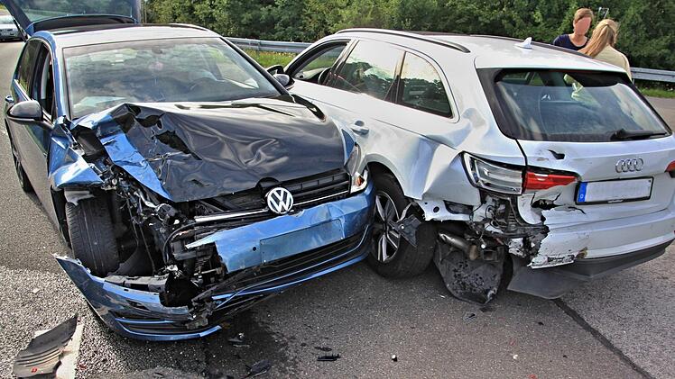Wirtschaftlicher Totalschaden von je mehreren tausend Euro, dürfte an den beiden Fahrzeugen entstanden sein. Links der VW-Golf der Frau, die aufgefahren ist und ins Krankenhaus musste, rechts der Audi der Frau, die abbiegen wollte.  Fotos: Helmut Will