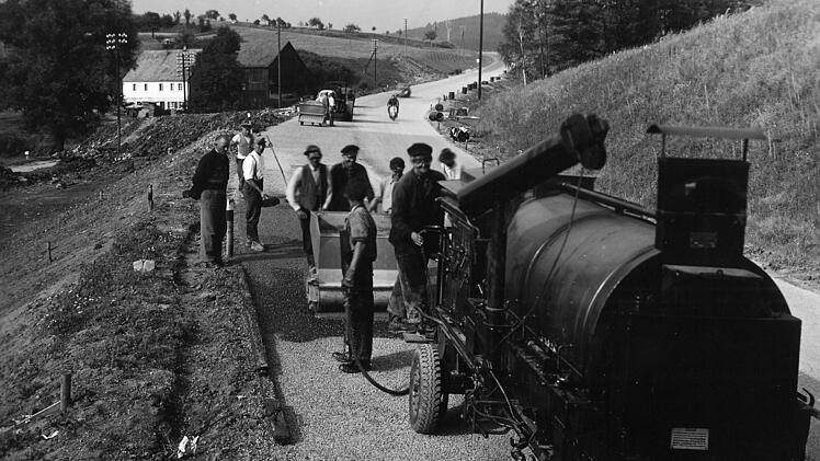 So funktionierte Straßenbau in den sechziger Jahren: eine Teerkolonne auf der B 85 bei Rothenhügel (hinten, links). Foto: Archiv Stephan Tiroch