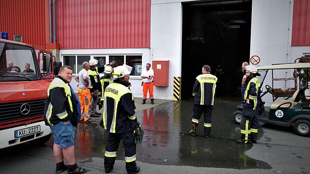 Die Einsatzkr&auml;fte von Feuerwehr und Rotem Kreuz, die wieder unverrichteter Dinge abr&uuml;cken konnten. Werner Rei&szlig;aus