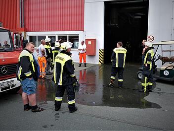 Die Einsatzkräfte von Feuerwehr und Rotem Kreuz, die wieder unverrichteter Dinge abrücken konnten. Werner Reißaus