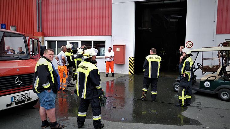 Die Einsatzkräfte von Feuerwehr und Rotem Kreuz, die wieder unverrichteter Dinge abrücken konnten. Werner Reißaus