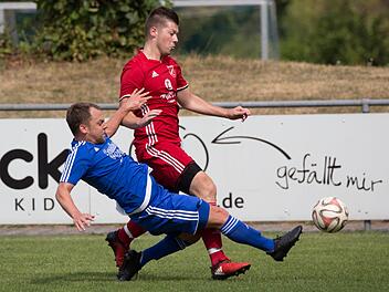 Szene aus dem Auftaktspiel: Der Mitwitzer Marc Parchent (blaues Trikot) grätscht gegen Patrick Titzmann vom FSV Buttenheim. Am Ende gewinnt der Aufsteiger im Steinachtal mit 2:1.  Foto: Heinrich Weiß
