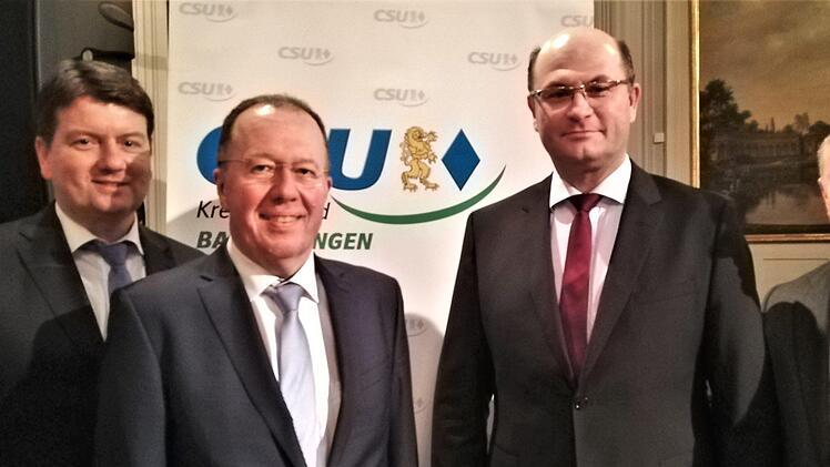 Der Landtagsabgeordnete Sandro Kirchner (von links) moderierte die Diskussion mit Bad Kissingens OB-Kandidat Gerhard Schneider, Finanz- und Heimatminister Albert Füracker sowie Landrat Thomas Bold. Foto: Sigismund von Dobschütz
