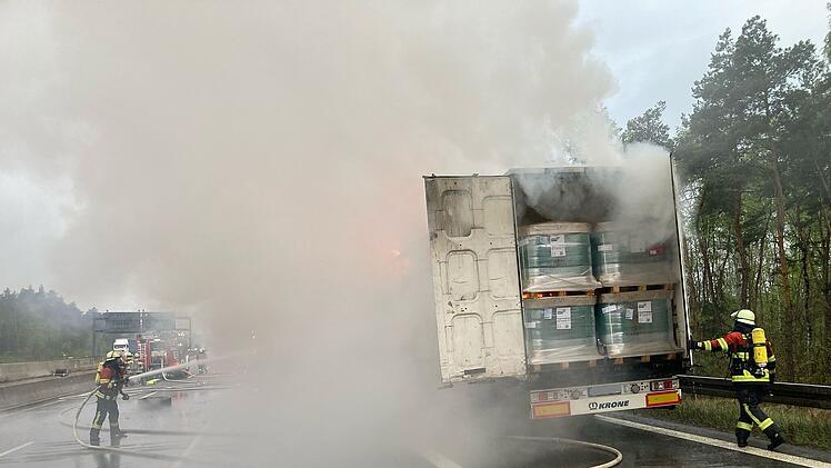 LKW fängt Flammen auf A3 - kilometerlanger Stau