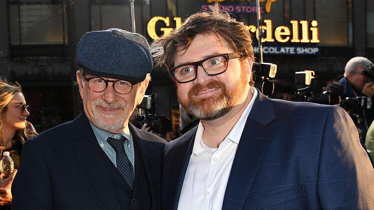 Der Autor der Romanorlage zu "Ready Player One", Ernest Cline (rechts, mit Steven Spielberg) hat seinen Beitrag f&uuml;r die Fortsetzung  bereits geleistet. Sein Roman "Ready Player One" erschien bereits 2020.