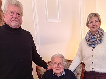 Unser Bild zeigt 1. Vorsitzenden Karl Klein, Jubilar Albert Buz sowie das Vorstandsmitglied Brigitte Gr&ouml;sch.