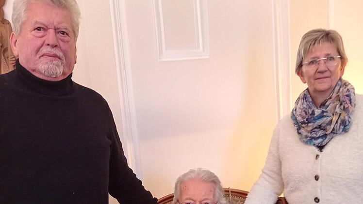 Unser Bild zeigt 1. Vorsitzenden Karl Klein, Jubilar Albert Buz sowie das Vorstandsmitglied Brigitte Gr&ouml;sch.