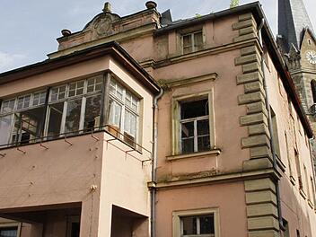 Aus einem  Schandfleck  wird   wieder eine Schönheit : Die verfallene Endres-Villa  soll nach der Sanierung  zu einem repräsentativen Mehrfamilien-Wohnhaus werden.  Fotos: Andreas Oswald