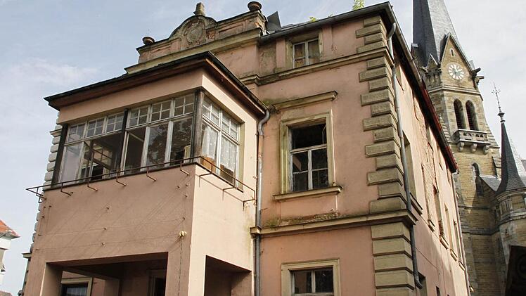 Aus einem  Schandfleck  wird   wieder eine Schönheit : Die verfallene Endres-Villa  soll nach der Sanierung  zu einem repräsentativen Mehrfamilien-Wohnhaus werden.  Fotos: Andreas Oswald