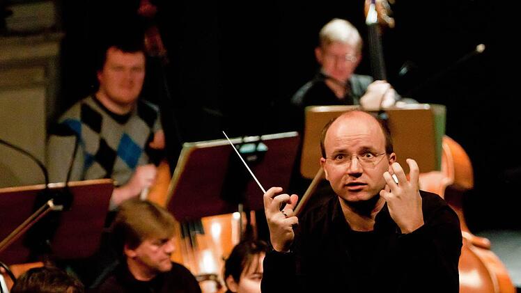 Mit anschaulicher Mimik erläuterte Kluttig Schumanns 4. Sinfonie.